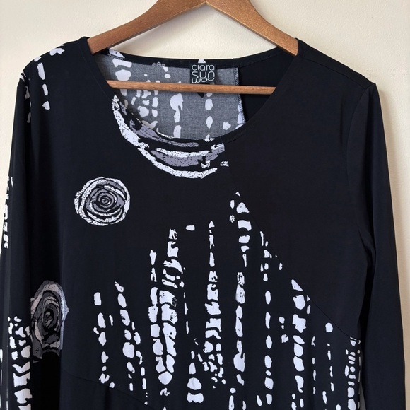 Clara Sunwoo Floral Top Large Asymmetrical Hem Black White - Picture 2 of 5